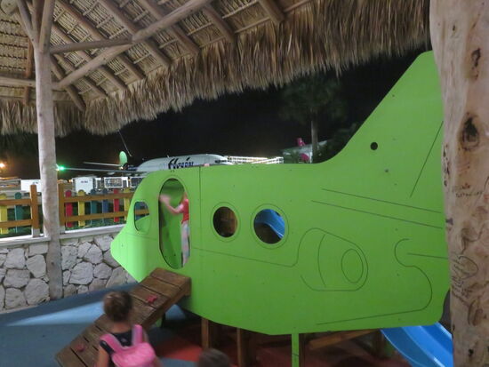 Spielplatz mit Blick auf Flugzeuge