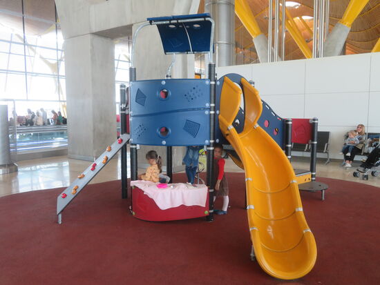 Und noch ein wenig Spielen im Flughafen von Madrid, wo es Spielplätze gibt