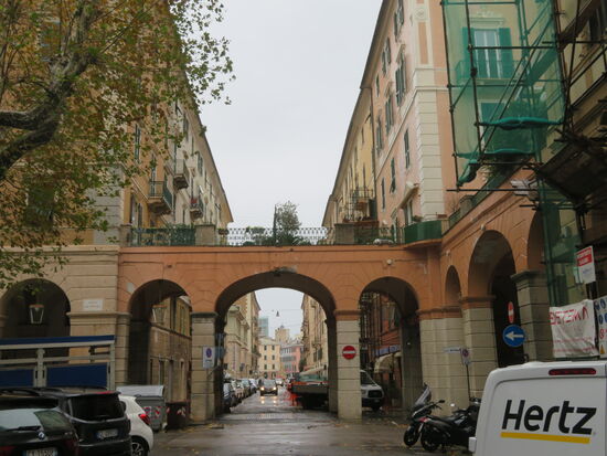 Sogar trocken kommt man hier über die Straße
