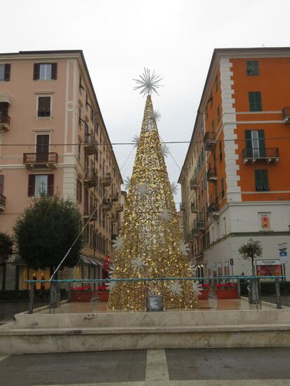 Einen Weihnachtsbaum oder Weihnachtsbaumgestell gibt es auch