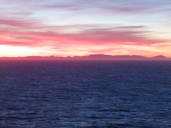 Blick vom Schiff auf Ibiza kurz vor dem Sonnenaufgang