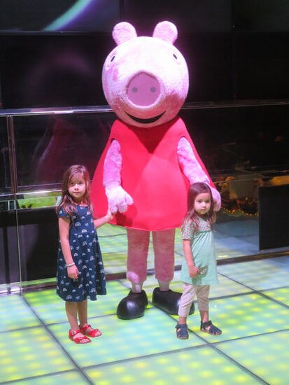 Die Kinder werden von Peppa Pig bespaßt