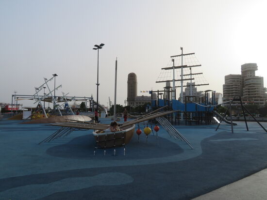 Hafenspielplatz, wo nur ein Spielschiff gekentert ist