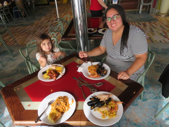 Es gibt leckeres Seafood zum Mittagessen.