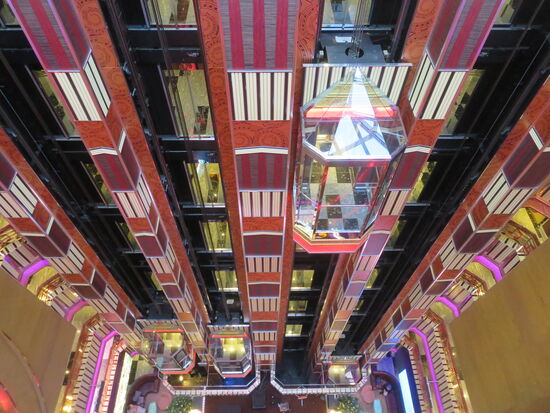 Atrium mit schönen Aufzügen