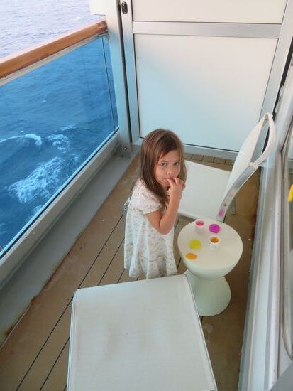 Zeit zum Knete spielen auf dem Balkon