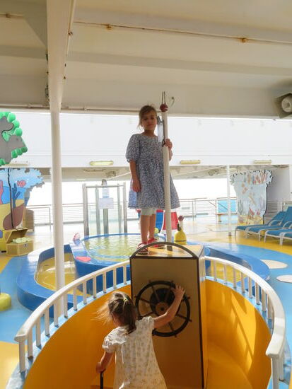 Und den Kindern wird auf dem Atlantik auch nicht langweilig