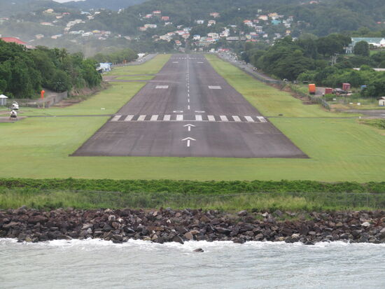 Ob hier ein Flugzeug landen darf, während wir mit dem Schiff hier vorbeifahren?