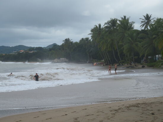 Vigie Beach mit zu hohen Wellen, die Schwimmer werden in Kürze von der Polizei gebeten, das Wasser zu verlassen