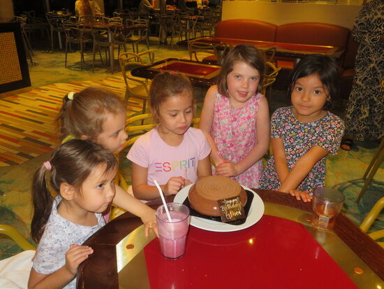 Geburtstagsfeier mit anderen Kindern vom Schiff