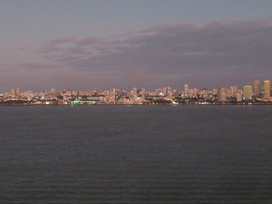 Die Skyline von Santo Domingo kurz vor der Hafeneinfahrt