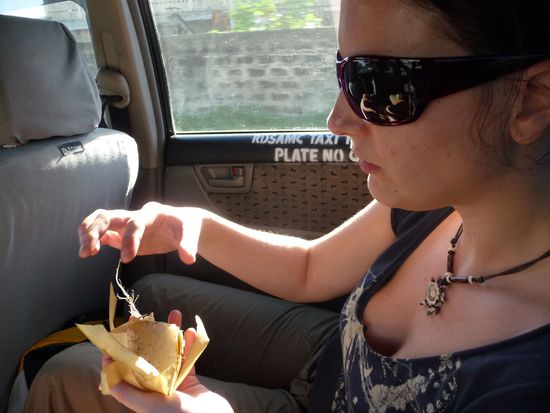 Mittagessen: Reis in Kokosblättern gekocht