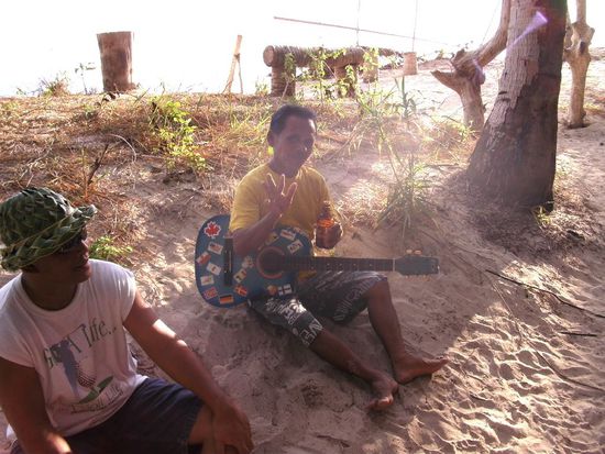 Toni (ein super Gitarrist), der uns ein paar philippinische Traditionals zum Besten gegeben hat.