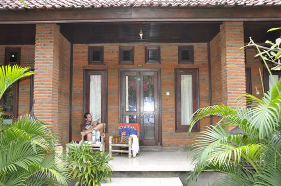 Nach 2 Stunden warten und noch voll fertig vom Mount Bromo ist uns dann die Lust vergangen und wir haben dem Bemofahrer unglaubliche 29 Euro gegeben damit er uns hierher nach Permuteran in den Norden Balis in einen super Bungalow um weitere unglaubliche 30 Euro pro Nacht bringt!!!