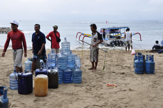 Ziel: Nusa Lembongan - eine Insel südlich von Bali mit der Public Ferry. Der Wassergott wurde schnell noch mit Opfergaben (hier rechts unten im Bild) milde gestimmt.