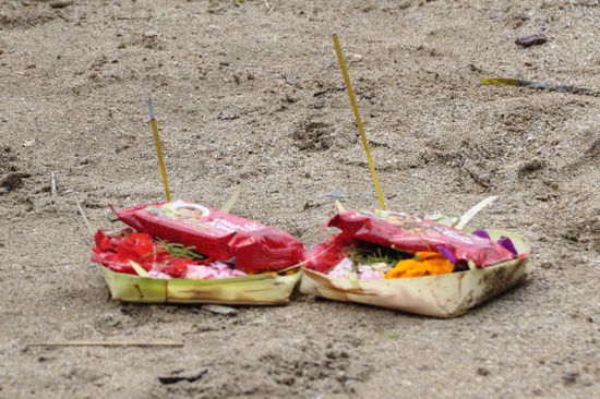 Die Opfergaben in diesem Fall: Reis, Blumen, Räucherstäbchen und: SCHOKOKEKSIS!!!! Ich musste mich sehr zurückhalten...