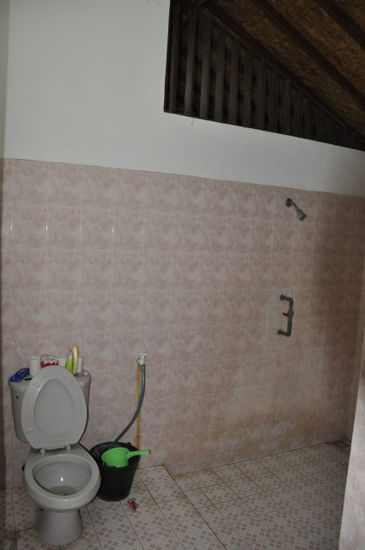 Das Badezimmer mit dem obligatorischen selber-zum-runterspülen Eimer und Lüftungsschlitze oben zum Nachbarbadezimmer