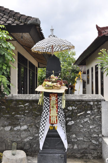 Jedes Hauserl hat einen Altar vor dem Eingang wo jeden morgen der Wachgott seine Opfergaben bekommt damit keine bösen Geister in das Heim eindringen können...