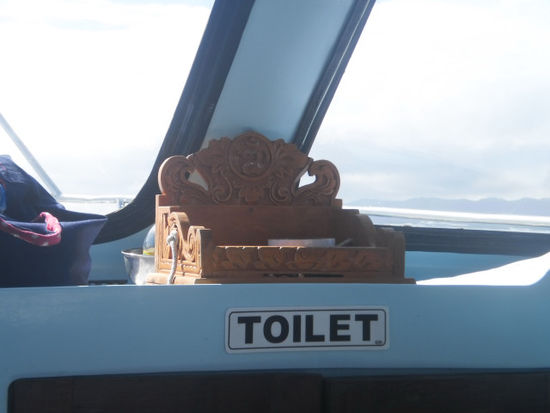 auch der Schiffsgott muss besänftigt werden (dieser Altar eignet sich aber auch vorzüglich zur Zigarettenaufbewahrung bei hoher See)