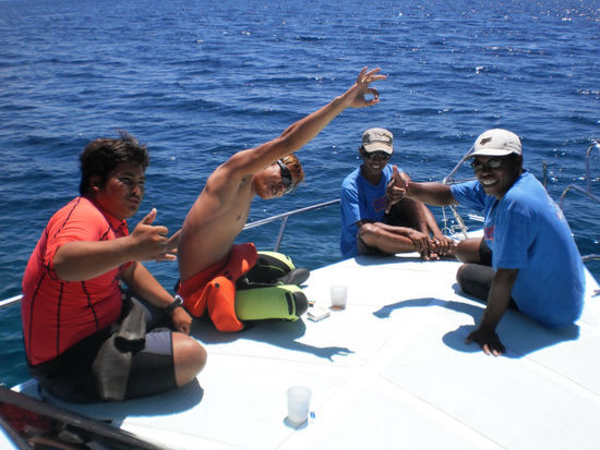 Die Crew: links Marcel (Guide), daneben unser Guide, hinten der Assistant Captain, rechts der Captain