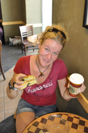 ... waren endlich wieder mal im Starbucks auf einen Cafe Latte mit low fat milk und einen blueberry scone...