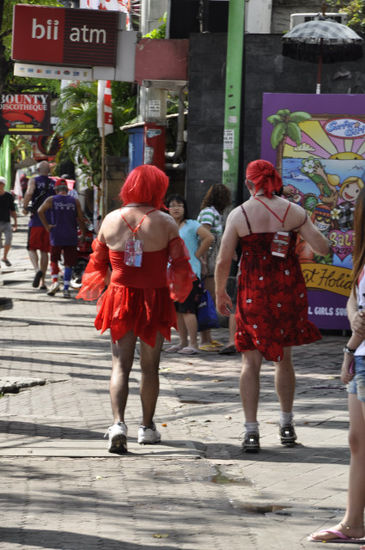 ... und den Aussies bei ihren verrückten Spielchen zugeschaut - in diesem Fall der Red Dress Run.
