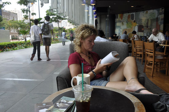 Ankunft im Singapur und Ausrasten - wie immer - im Starbucks und warten bis unsere Luxusunterkunft frei wird