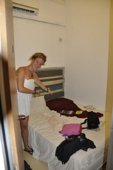 And here it is: Unser Zimmer oder besser Kammer. Inhalt: 1 Bett und eine Plastikpflanze. Was will man mehr? Fenster steht ja auch nicht auf dem Slogan.