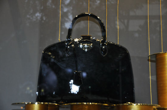 Diese LV Tasche würde der Xiaoxi gefallen! Hab ich unter Einsatz meines Lebens verbotenerweise durchs Schaufenster fotografiert (deswegen auch die Spiegelung...)