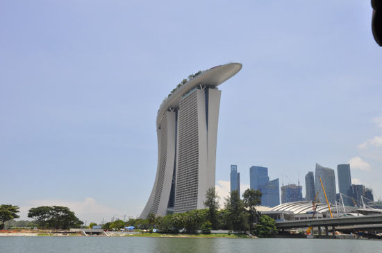Am zweiten Tag haben wir uns für eine all inclusive hop on hop off Tour entschieden. Viel gibt's zu sehen: Hier das wohl berühmteste Hotel in Singapur mit Swimmingpool am Dach...