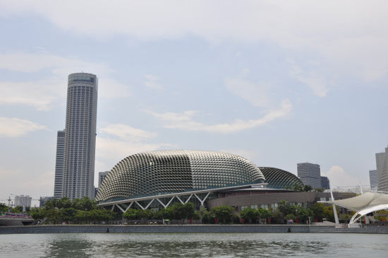 Die Oper genannt Esplanade bzw. Durian (Stinkfrucht) wegen ihres Aussehens.