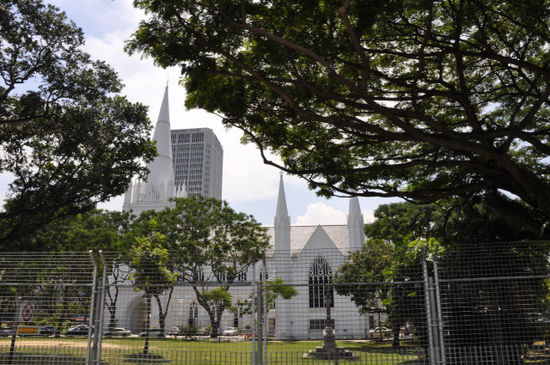 Victoria Church - die älteste Kirche Singapurs (durch die Absperrungen des Formel 1 Rennens fotografiert)