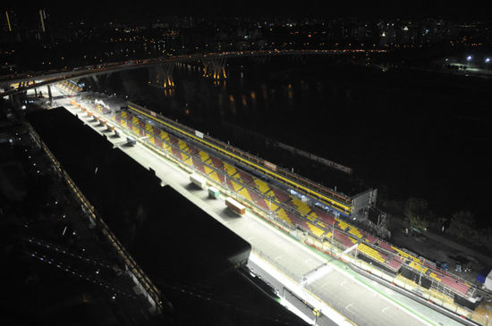 ... sowie einen Teil der F1 Strecke (Start/Zielgerade) bei Nacht beobachtet.