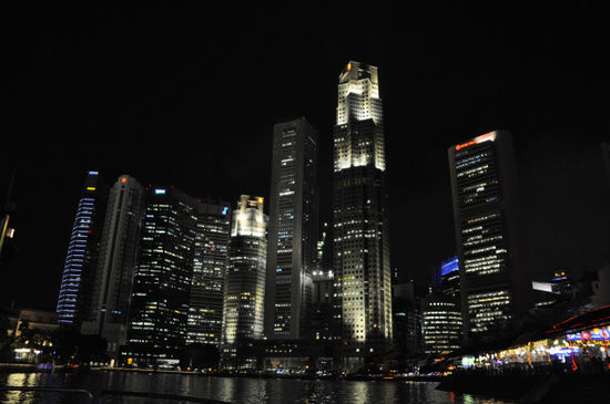 Bei einer Rivertour haben wir Singapur bei Nacht gesehen (hier nochmals die Skyline)...