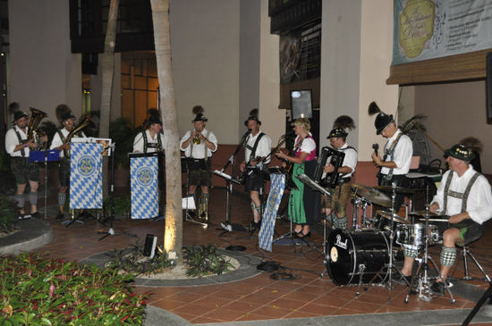 ... und dann sind wir mitten im Oktoberfest gelandet!