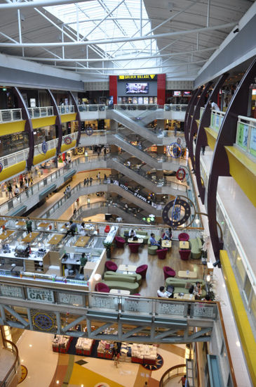 ... in einer von 100ten Shopping Malls in Singapur.