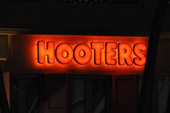 Sonstige Eindrücke von Singapur: Das Hooters für alle männlichen Besucher unseres Blogs