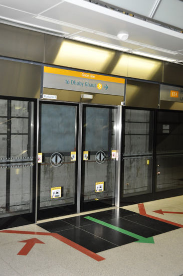 Die U-Bahn hat eine eigene Schiebetür damit man beim Warten nicht auf die Gleise fallen kann.