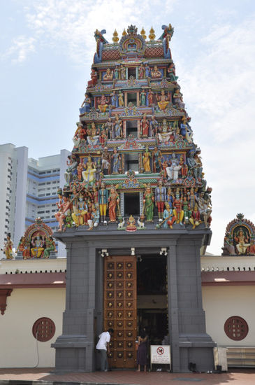 Der älteste indische Tempel von Singapur von vorne...