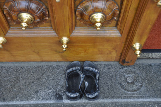 Die Schuhe mussten draussen warten.