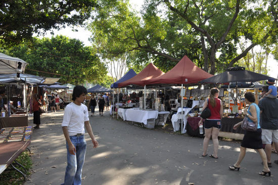 Ein netter Beach Market am Strand von Darwin (wo frau ganz viele nette Kleinigkeiten kaufen kann und dann von Uli dezent hingewiesen wird: Brauchst du das eigentlich...?)