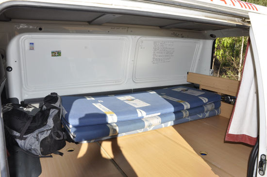 Das Schlafzimmer, Kleiderkasten und Vorratskammer.