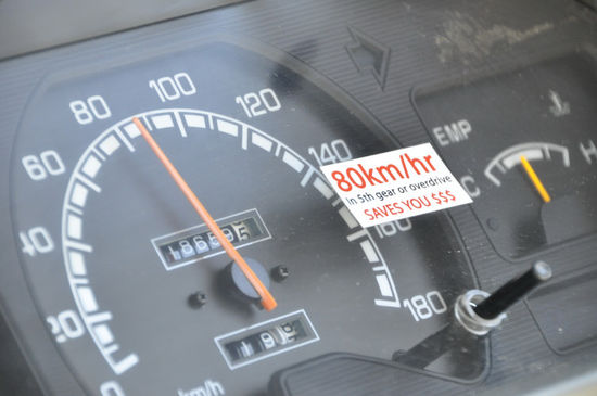 Gehen tut das Ding wie die Hölle, man wird aber dezent mit vielen Pickerln im Van darauf hingewiesen, dass man wegen Hitze und so besser 80 km/h fährt. Nach einigen Diskussionen haben wir uns dann auf 90 km/h geeinigt (Die 10% plus nehmen wir auf unser persönliches Risiko. Frei nach Michael Müller - gell, Papa?)
