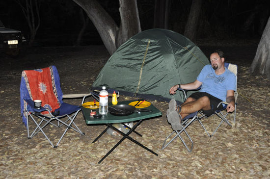 Und dann ganz schnell zum Campingprofi und eingekauft: 1 Zelt (mit Innenzelt ganz aus Moskitonetz für die ganz heißen Nächte), 2 Sessel, 1 Lampe und...