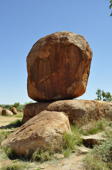 Die Gesteinsschichten bestanden ursprünglich aus weicherer Lava und den härteren Granitblöcken die nach langer Zeit übrig geblieben sind und durch die Erosion rundliche Formen annehmen.