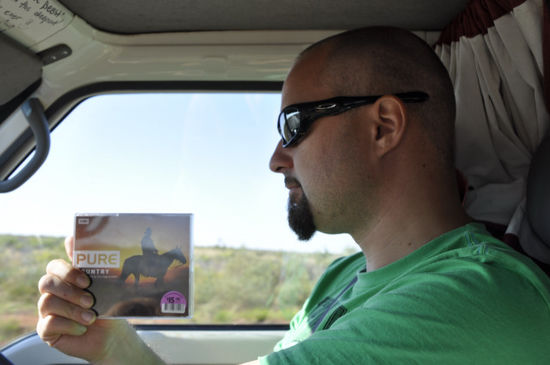Auf den Highways gibt's ja wie bereits erwähnt keinen Radioempfang; deshalb musste eine CD her. Die Wahl fiel nach längerem Überreden auf PURE Country. Unser Favorite für alle dies auch hören wollen: Stay with me von Lacy J Dalton (ganz laut aufdrehen!)