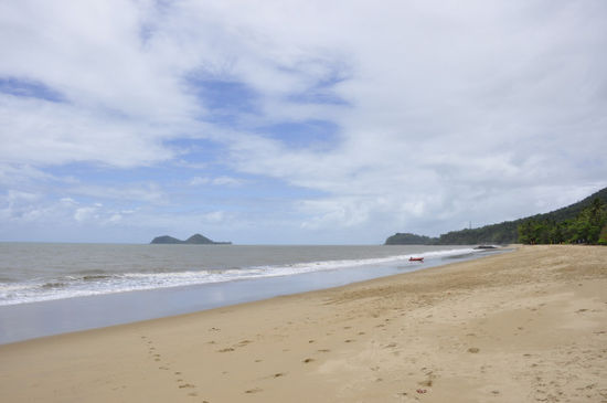 Endlich sind wir am Meer!!! Wunderschöne Strände im Norden von Cairns am Weg nach Cape Tribulation.