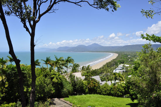 Dann machten wir uns auch schon wieder auf den Weg nach Cairns. Am Weg dorthin machten wir einen Stop in Port Douglas. Hier der Lookout auf den 4 Mile Beach.