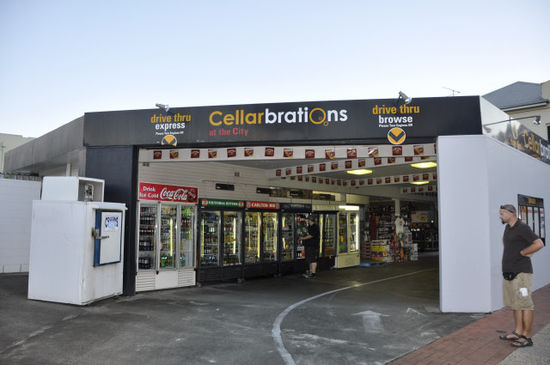 ...und für die abendliche Grillage das notwendige Bierli im drive thru Bottleshop eingekauft. Im Supermarkt gibts nämlich keinen ordentlichen Alkohol.