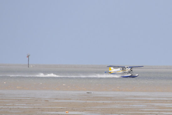 Wasserflugzeuge gibt's. Clemens, vielleicht hier das Haus am Meer???